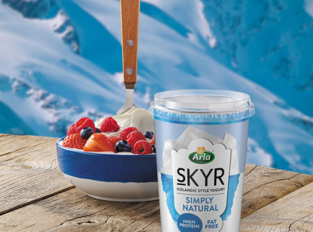 Skyr natural yogurt with berries