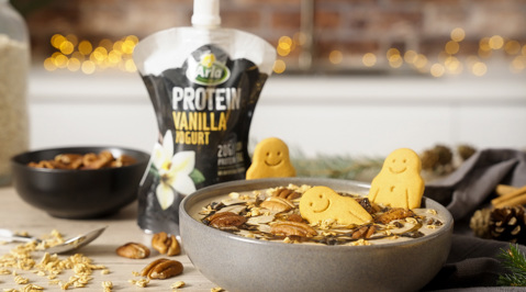 Festive Gingerbread Protein Smoothie and a pot of Arla Protein Vanilla Yogurt